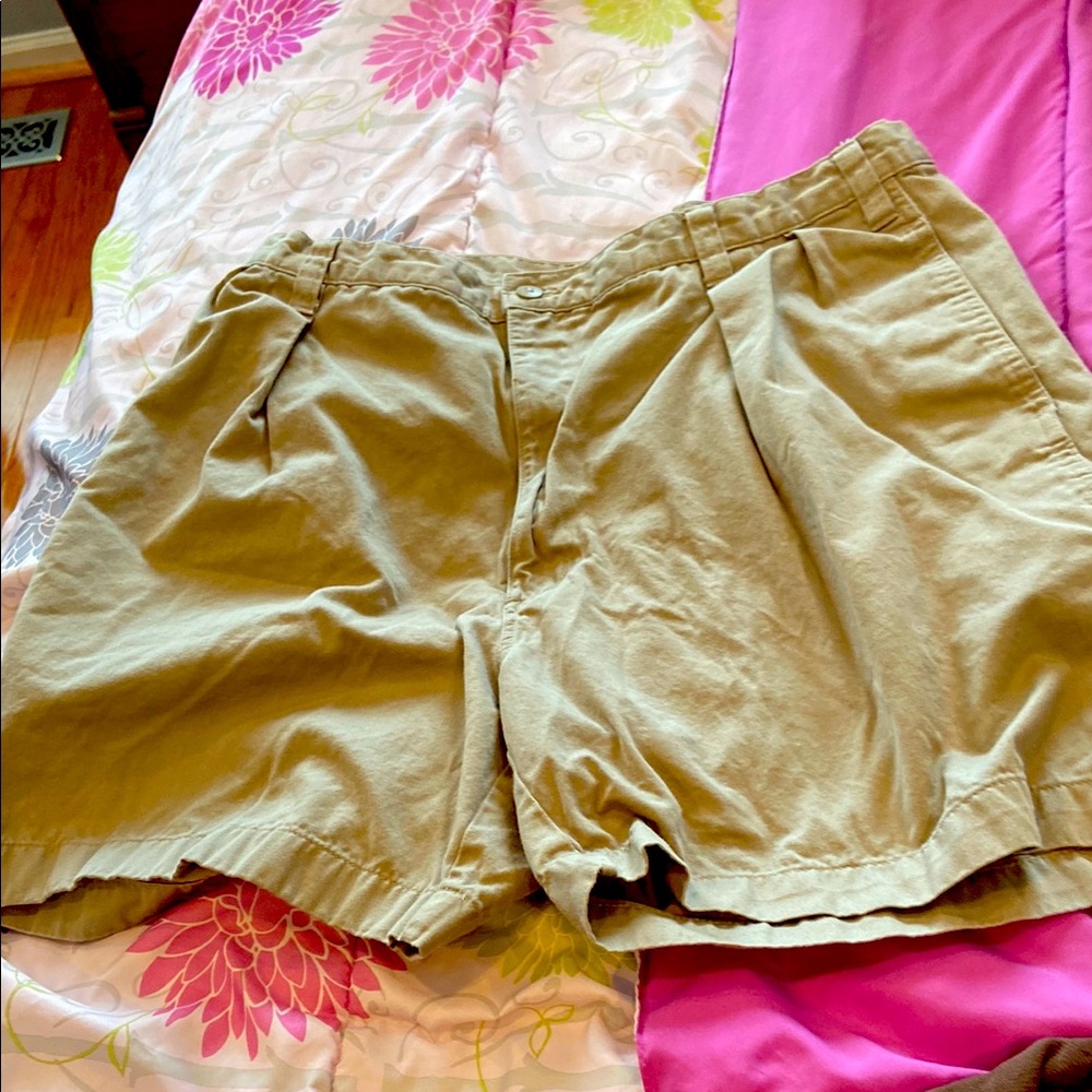 Men’s greenish beige khaki shorts